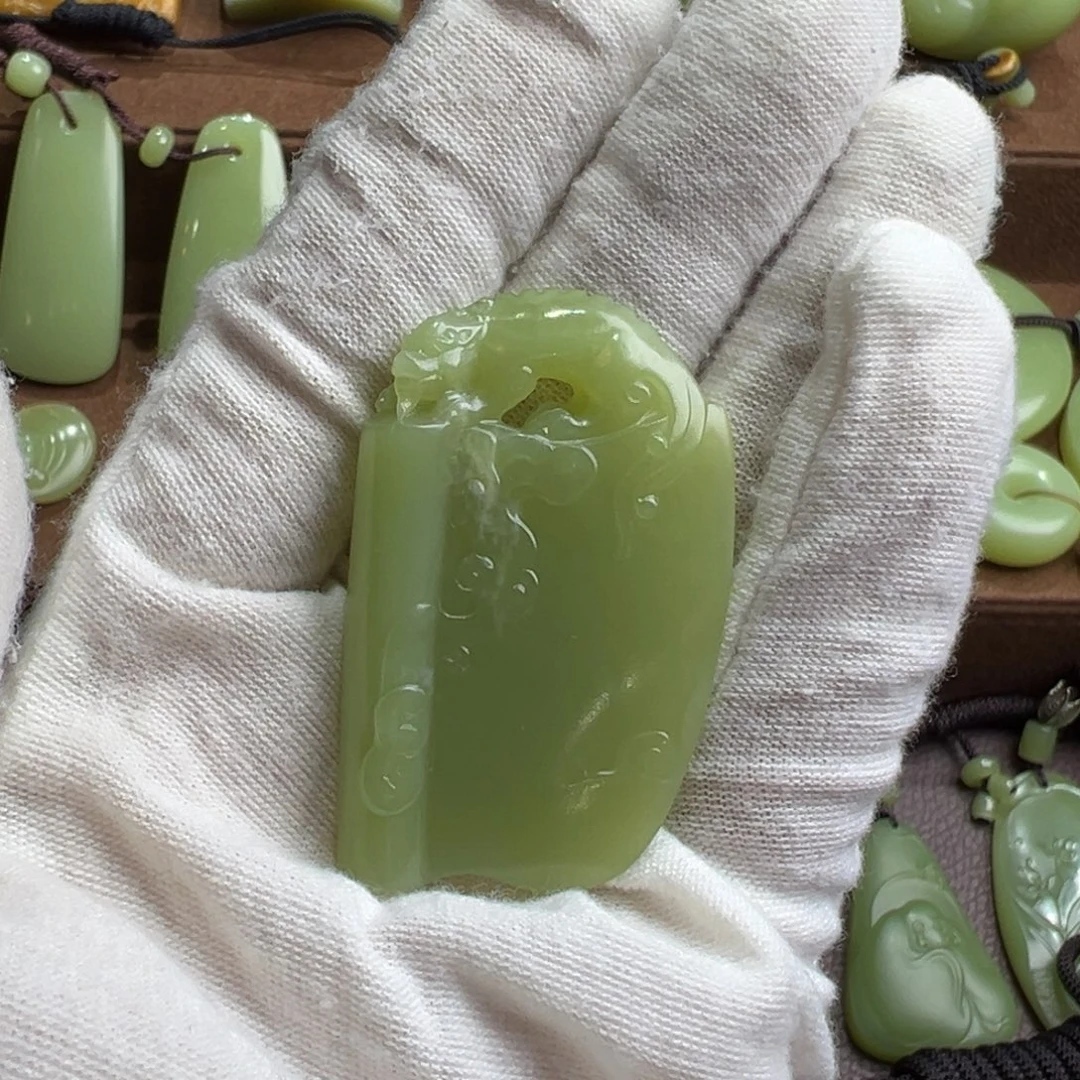 岫岩老玉（透闪石质玉）未镶嵌颈饰