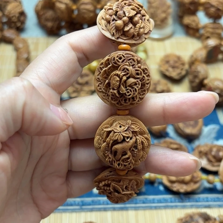 桃核雕刻吉祥八宝手串