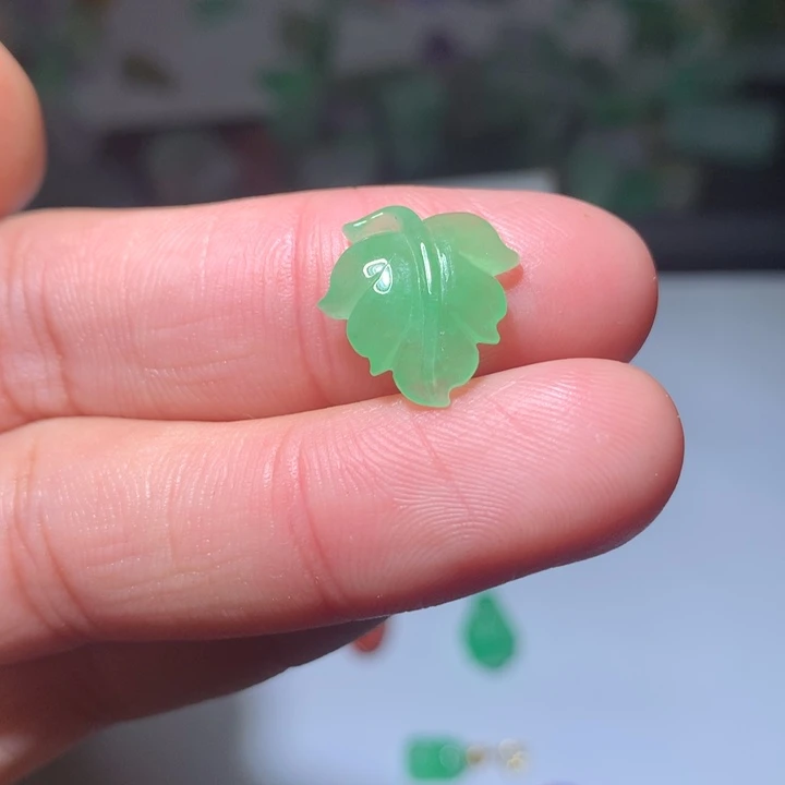 翡翠未镶嵌颈饰挂件