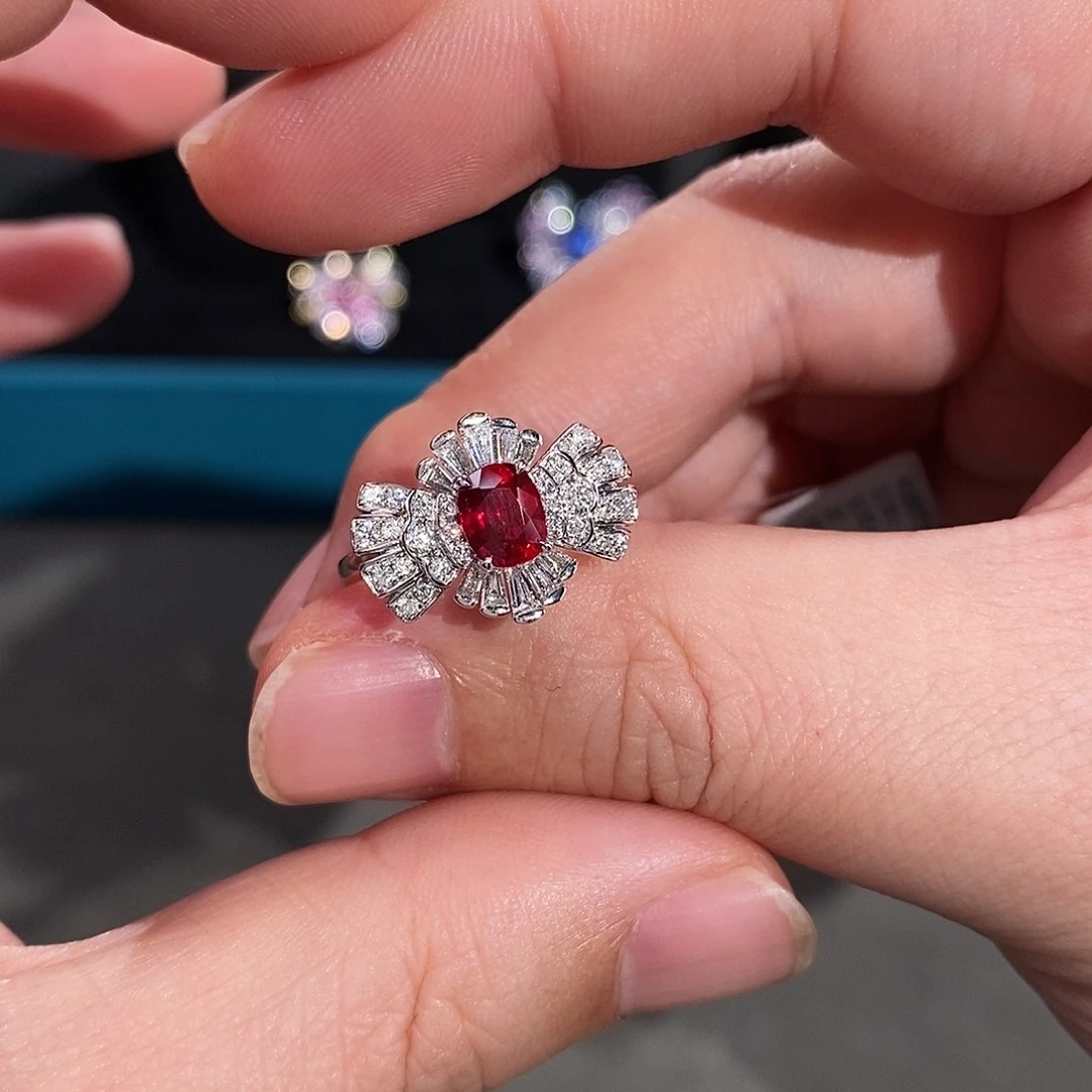 戒指红宝石18K金镶嵌AIGS无烧鸽血红1.04ct