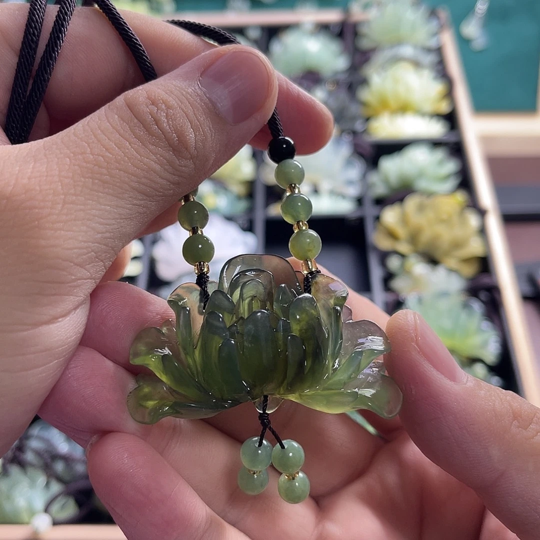 蛇纹石玉未镶嵌颈饰