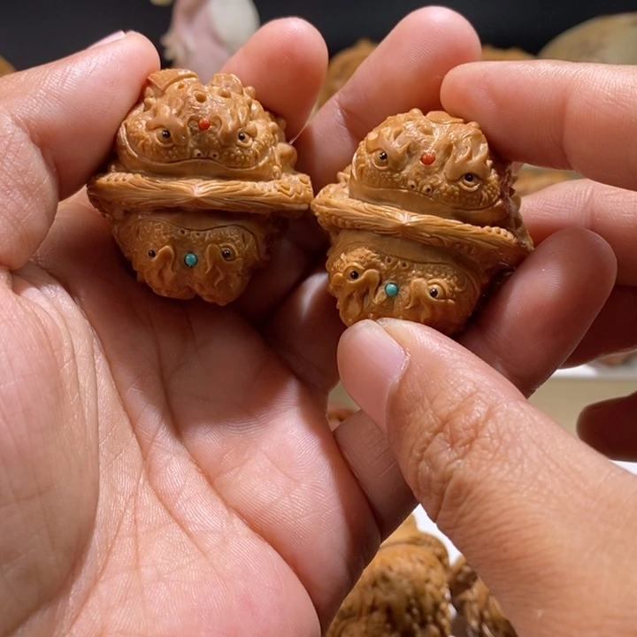 快***果文玩核桃把件纯手工雕刻文玩核桃