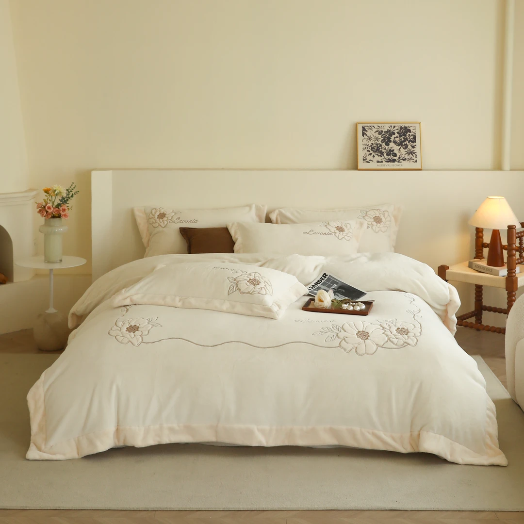 皇室嘉和洛薇绒四件套宽边轻奢绣花加绒加厚柔软防寒防静电