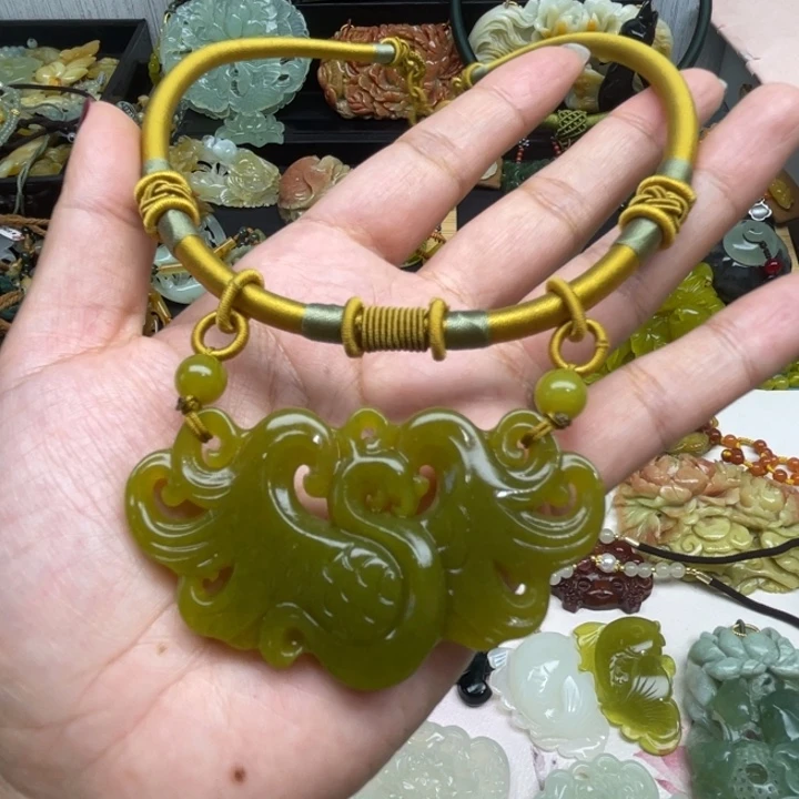 蛇纹石玉未镶嵌颈饰