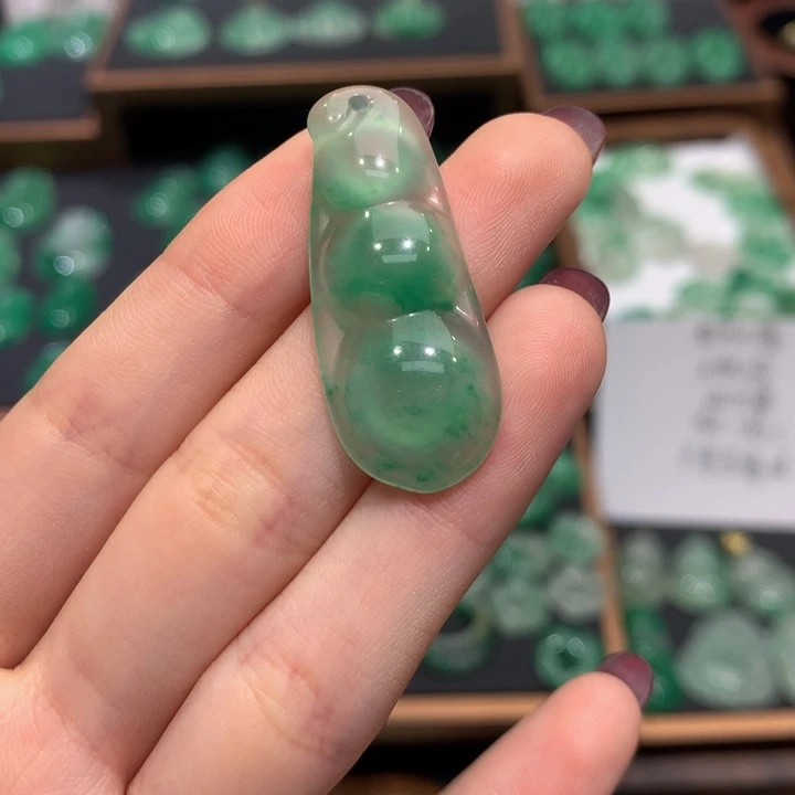 石英质玉（非洲翠）未镶嵌颈饰豆子