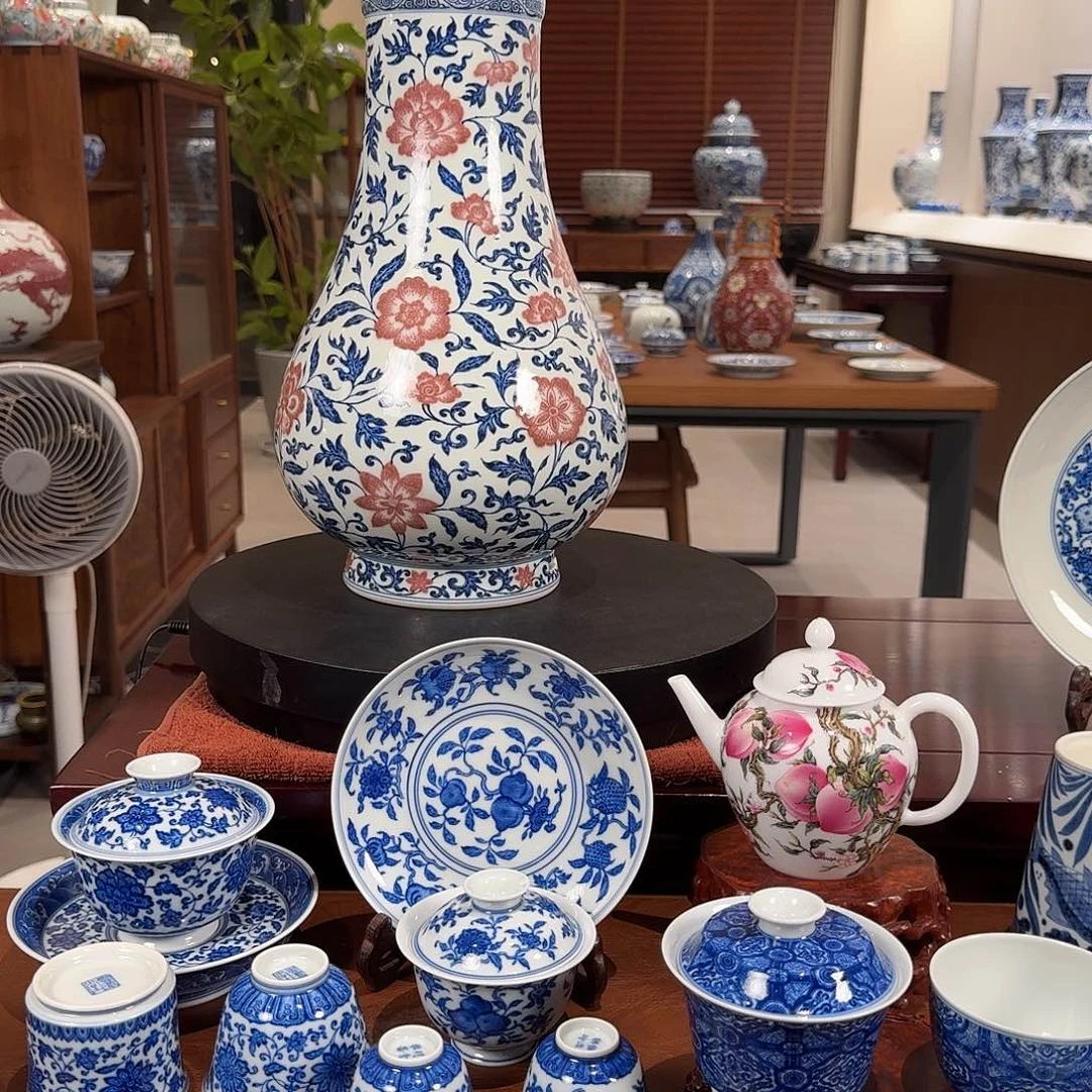 青花釉里红花瓶一件