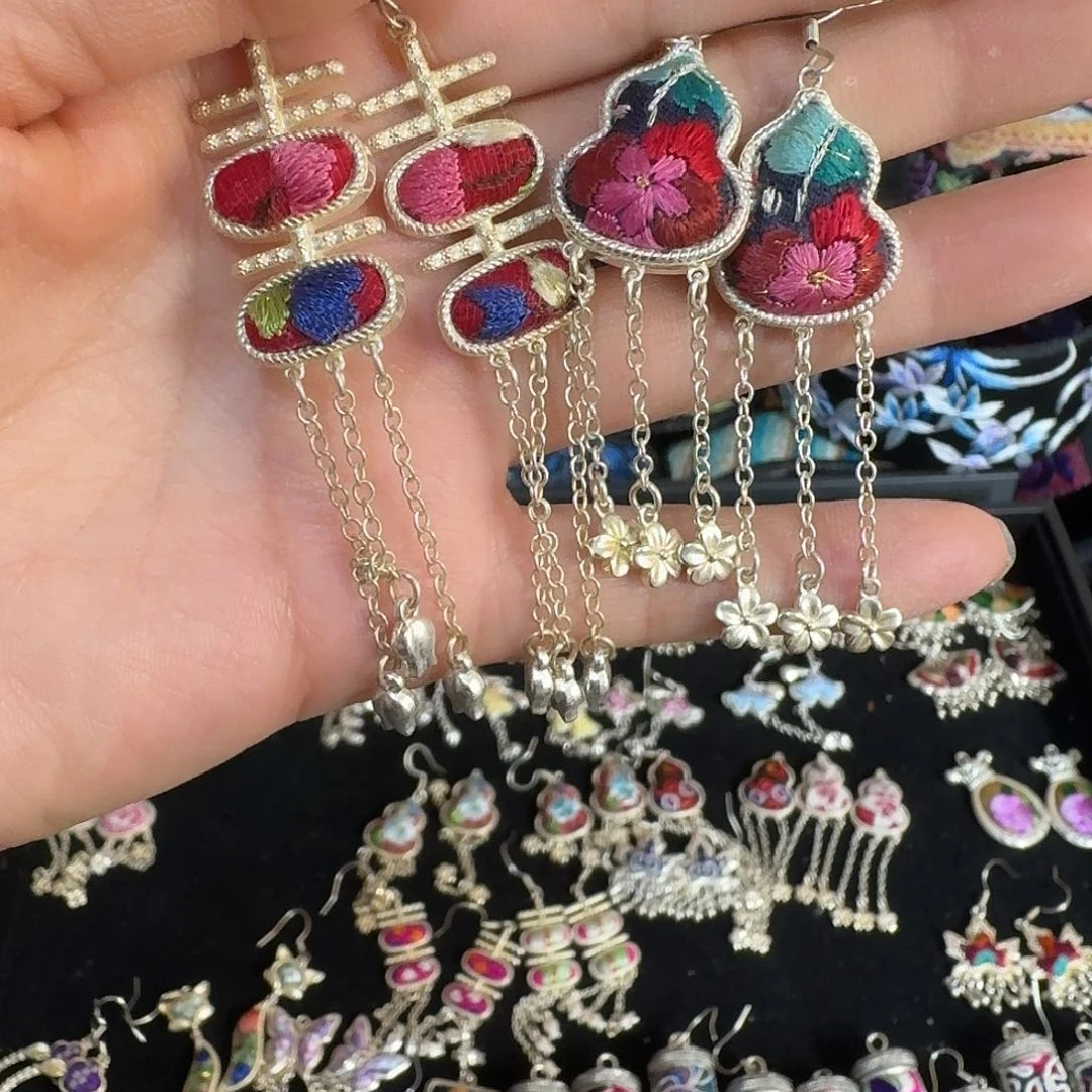 织绣小**师民族风刺绣耳环