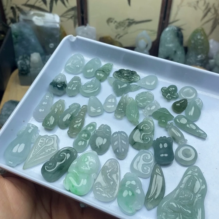 翡翠未镶嵌颈饰小滴溜一个