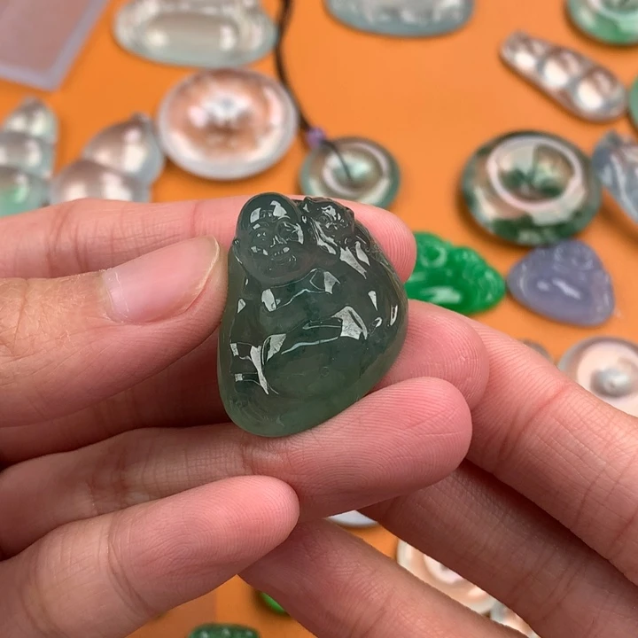 翡翠挂件未镶嵌…..