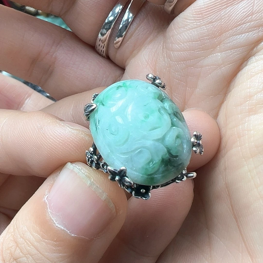 翡翠戒指未镶嵌美*妈