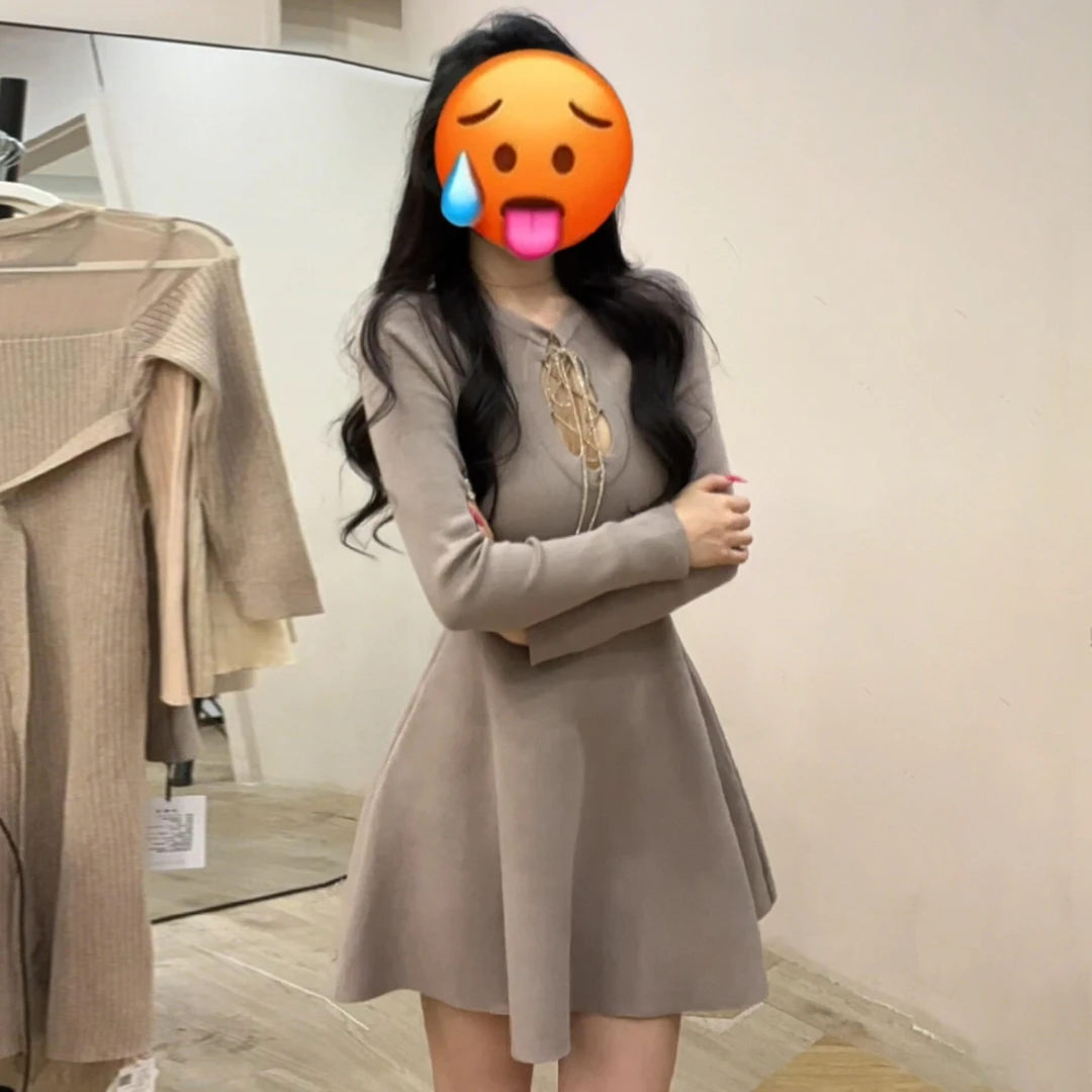 法式赫本风气质V领连衣裙子女秋冬季2025新款高级感内搭显瘦短裙