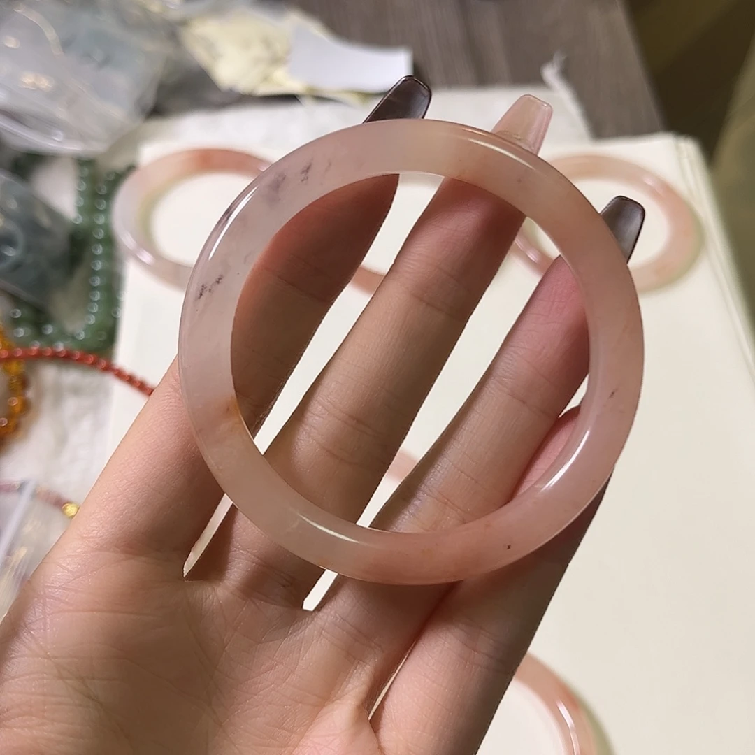 ****抱石英质玉未镶嵌手链