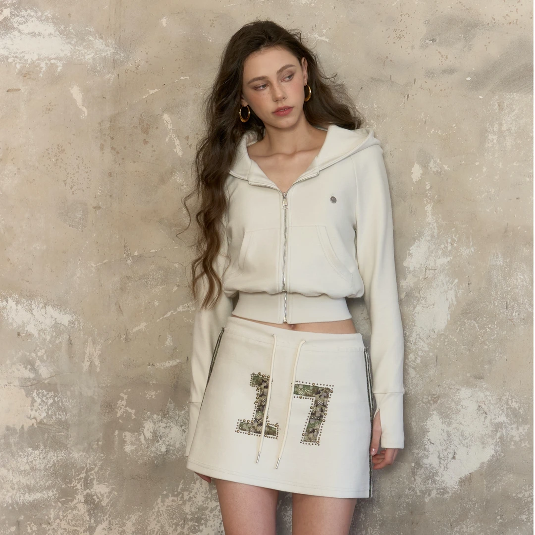 17wink缪斯校典柳钉烫钻骨白色毛巾卫衣布分体套装