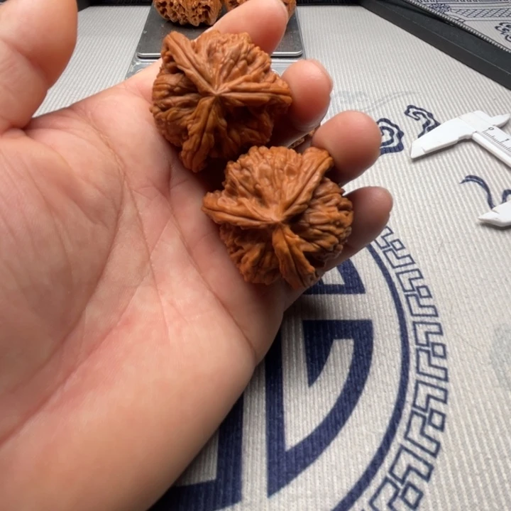 文玩核桃吊坠三棱