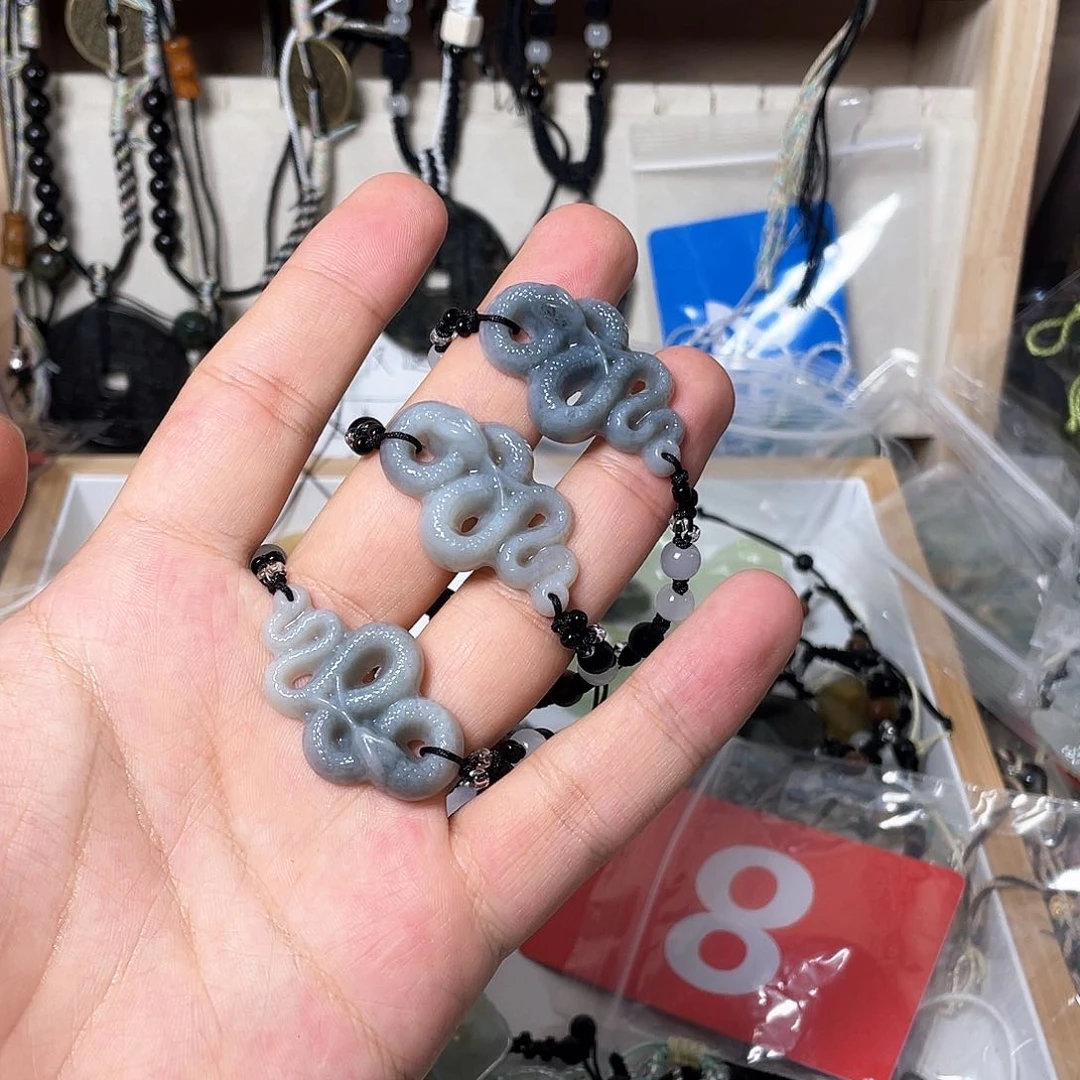 蛇纹石玉颈饰合金