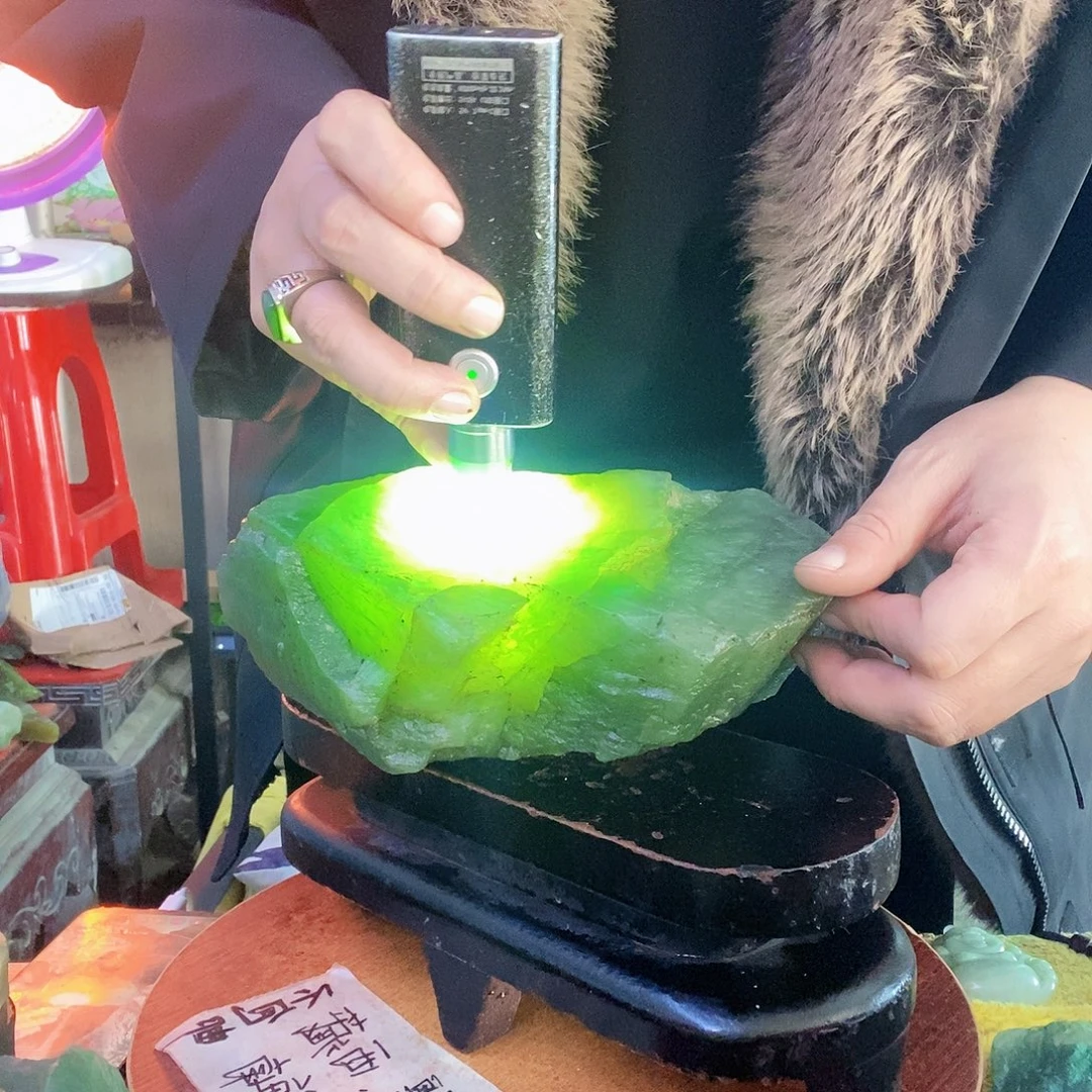 蛇纹石玉未镶嵌珠宝奇石