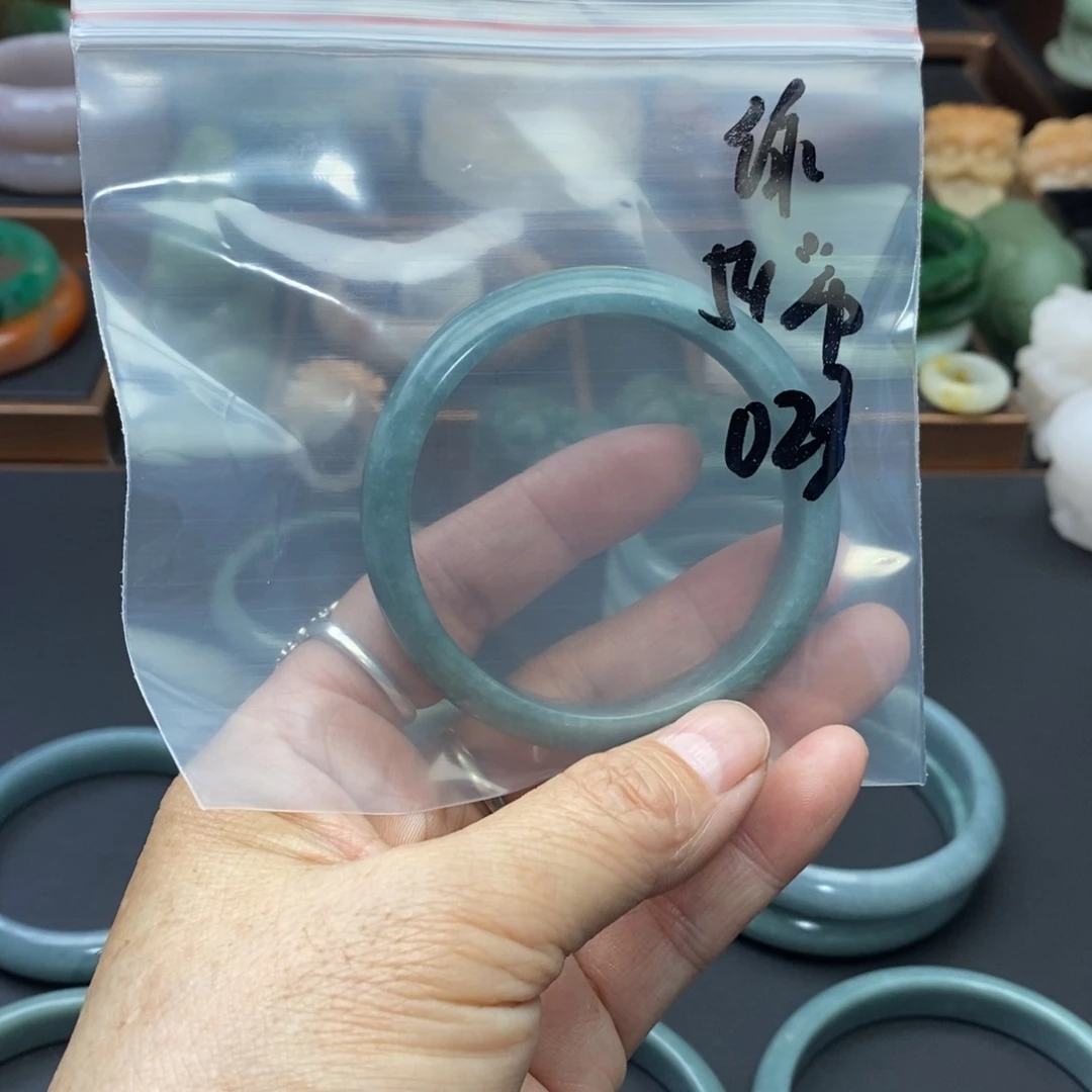 翡翠手镯未镶嵌绿****阳