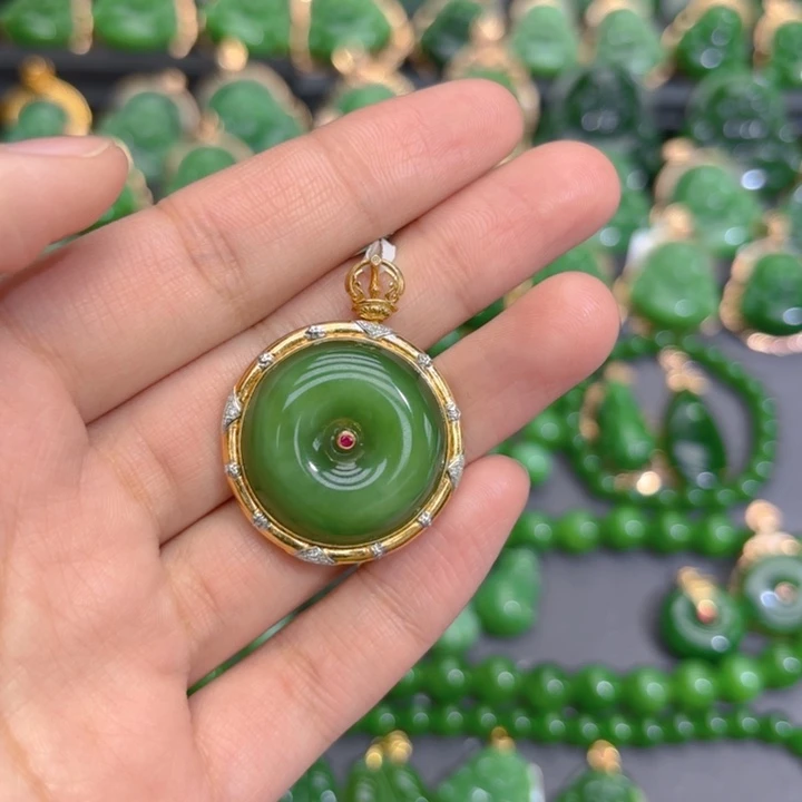 颈饰18K金镶嵌和田玉（碧玉）