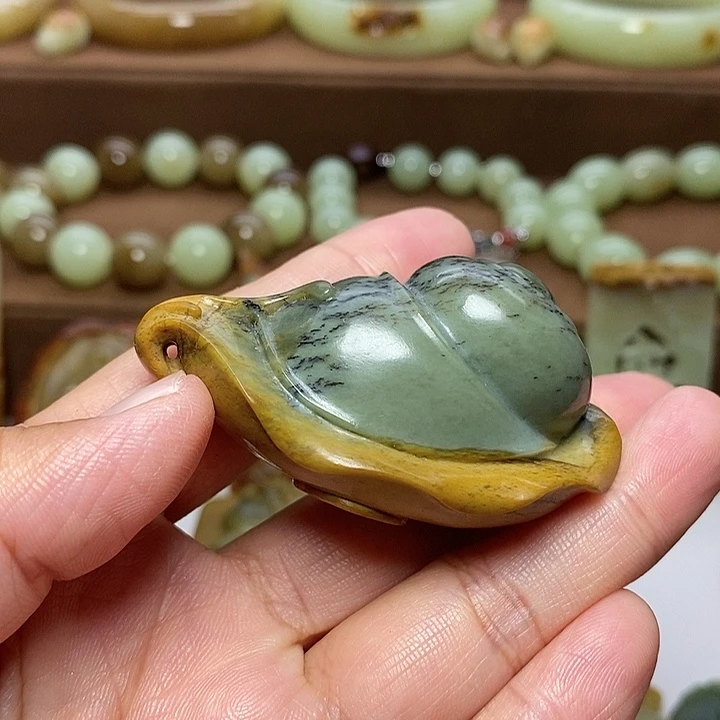 沙***罗岫岩河磨玉（透闪石质玉）未镶嵌颈饰