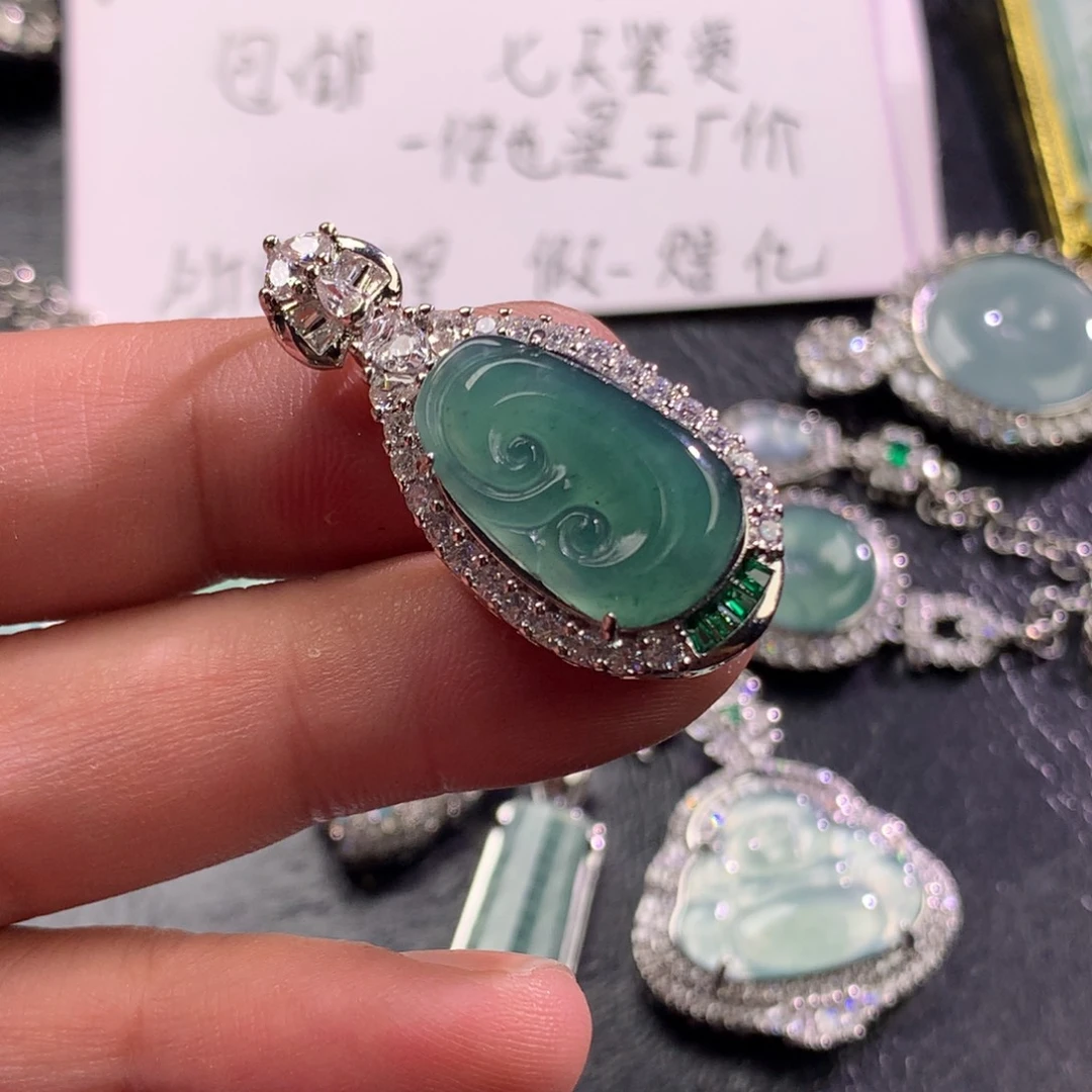 翡翠未镶嵌颈饰如意