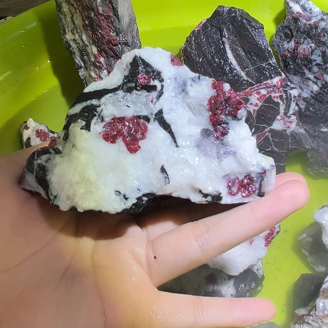 无非金属朱砂毛料原石