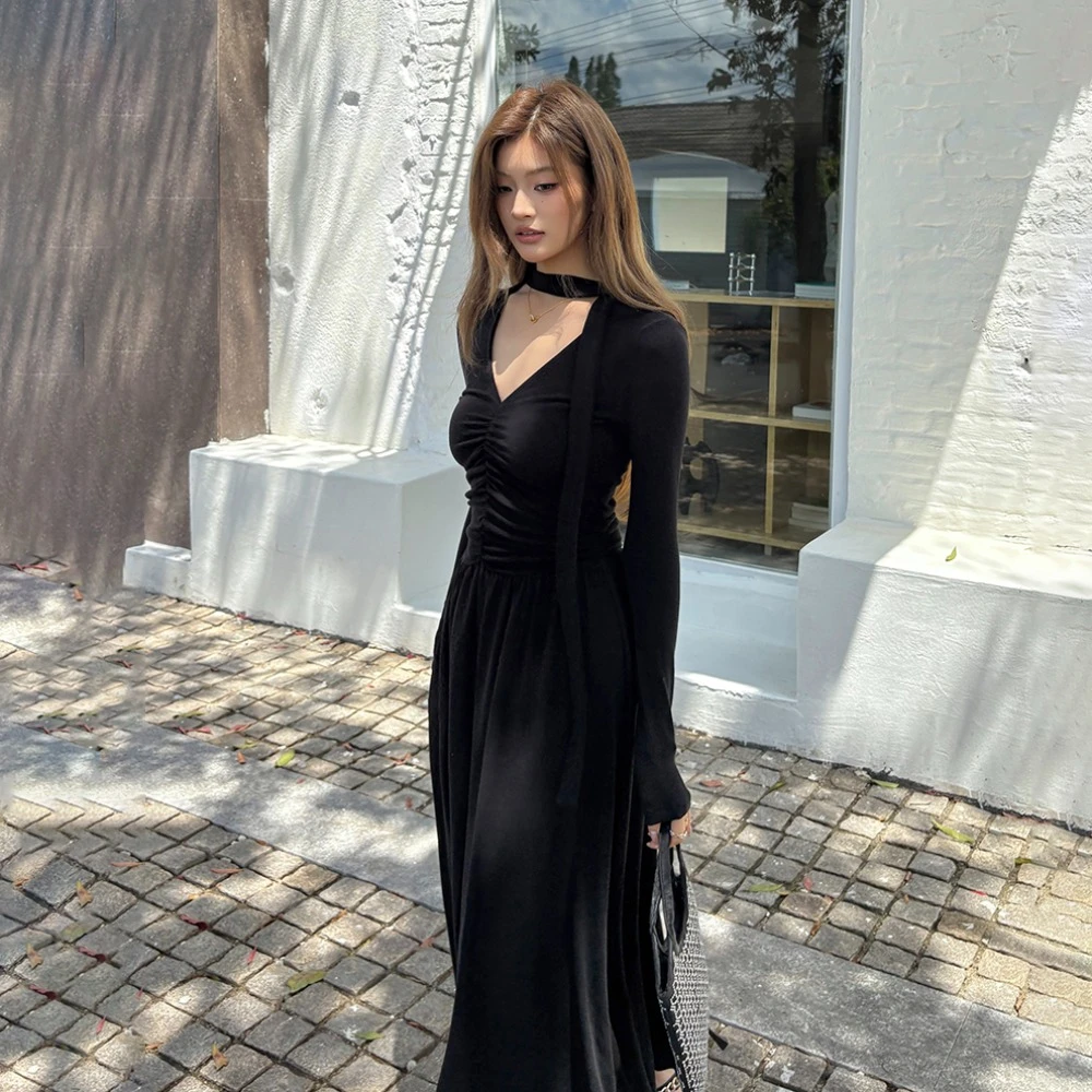 网红2025秋冬新款设计感褶皱飘带气质连衣裙女V领时尚修身a字长裙