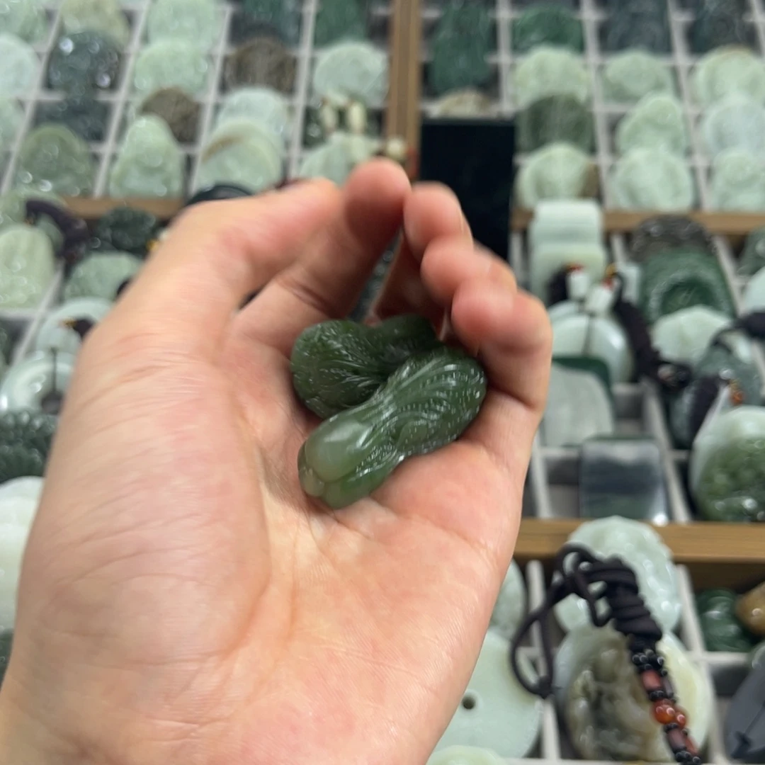 卧***胆和田玉未镶嵌颈饰