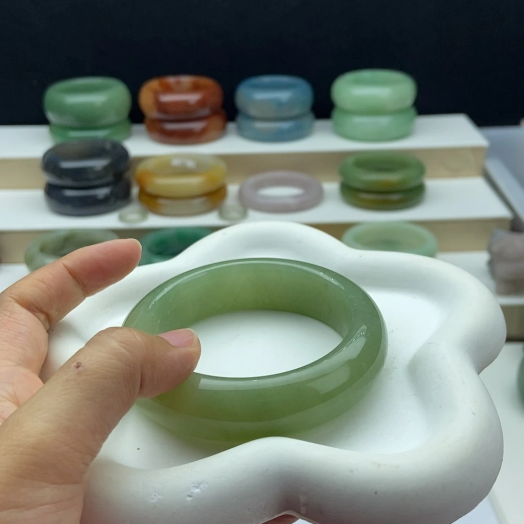 巴***巴石英质玉手镯未镶嵌