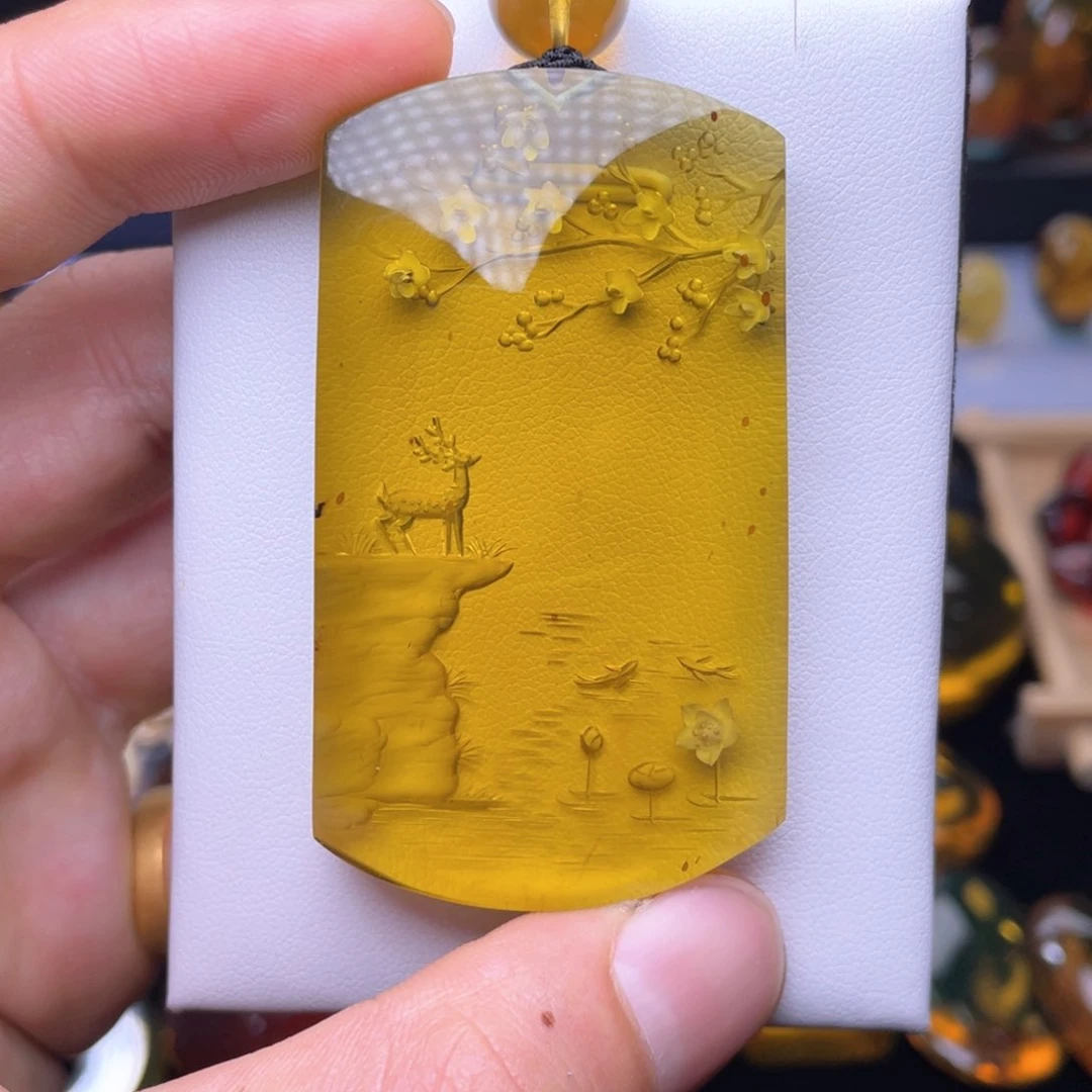 琥珀颈饰未镶嵌绿茶珀阴雕吊坠