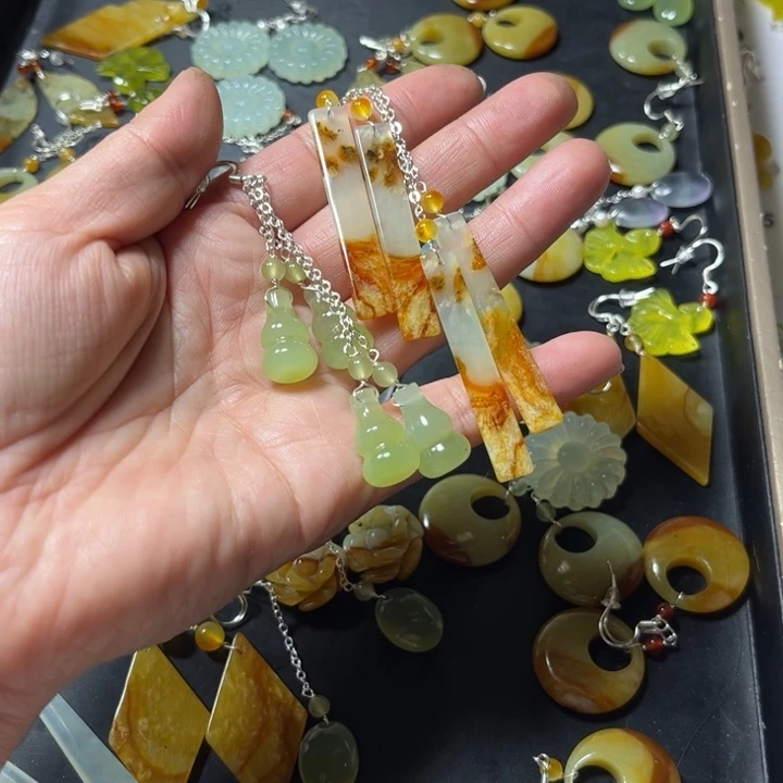 蛇纹石玉未镶嵌耳饰