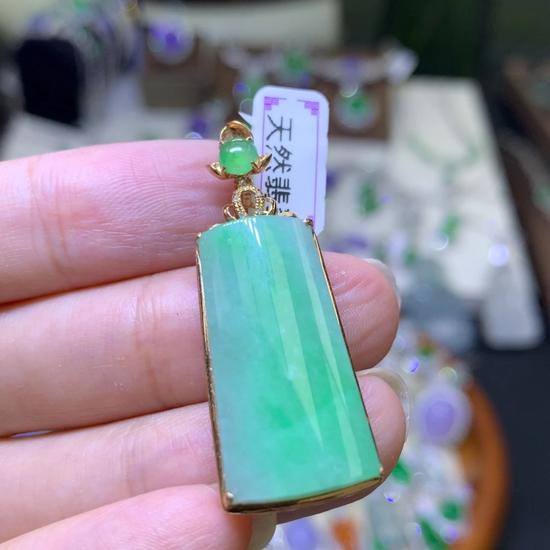 颈饰18K金镶嵌翡翠