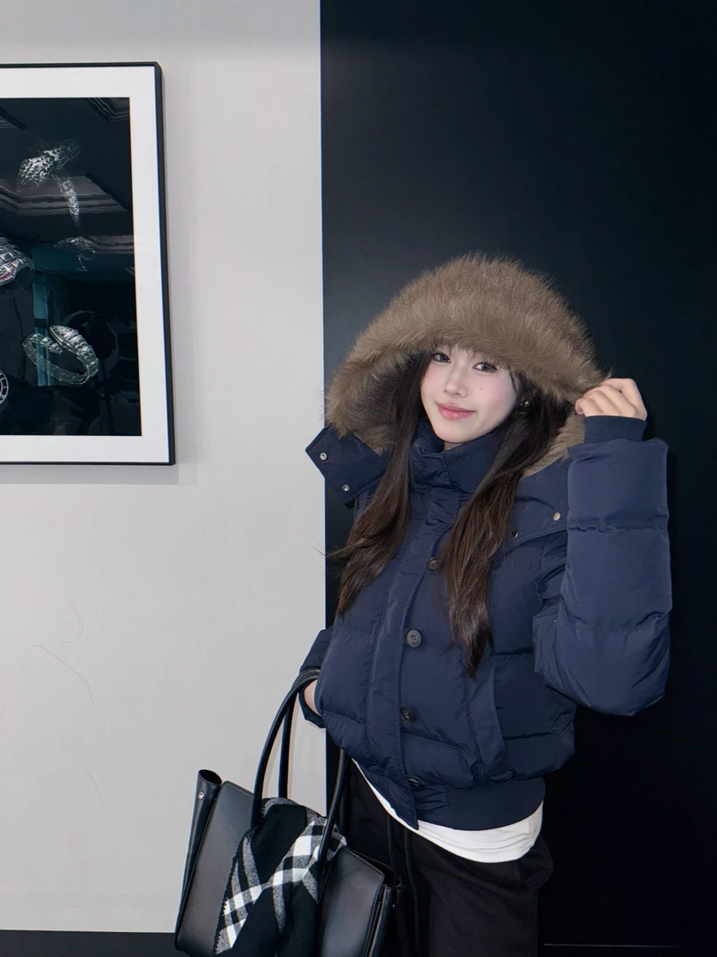 aassss《南区菲奥娜》藏青连帽毛领加厚羽绒I服外套女冬季新款短款