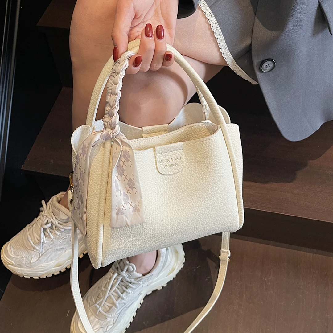 今年流行包包女夏2025新款时尚简约通勤单肩斜挎包休闲手提水桶包