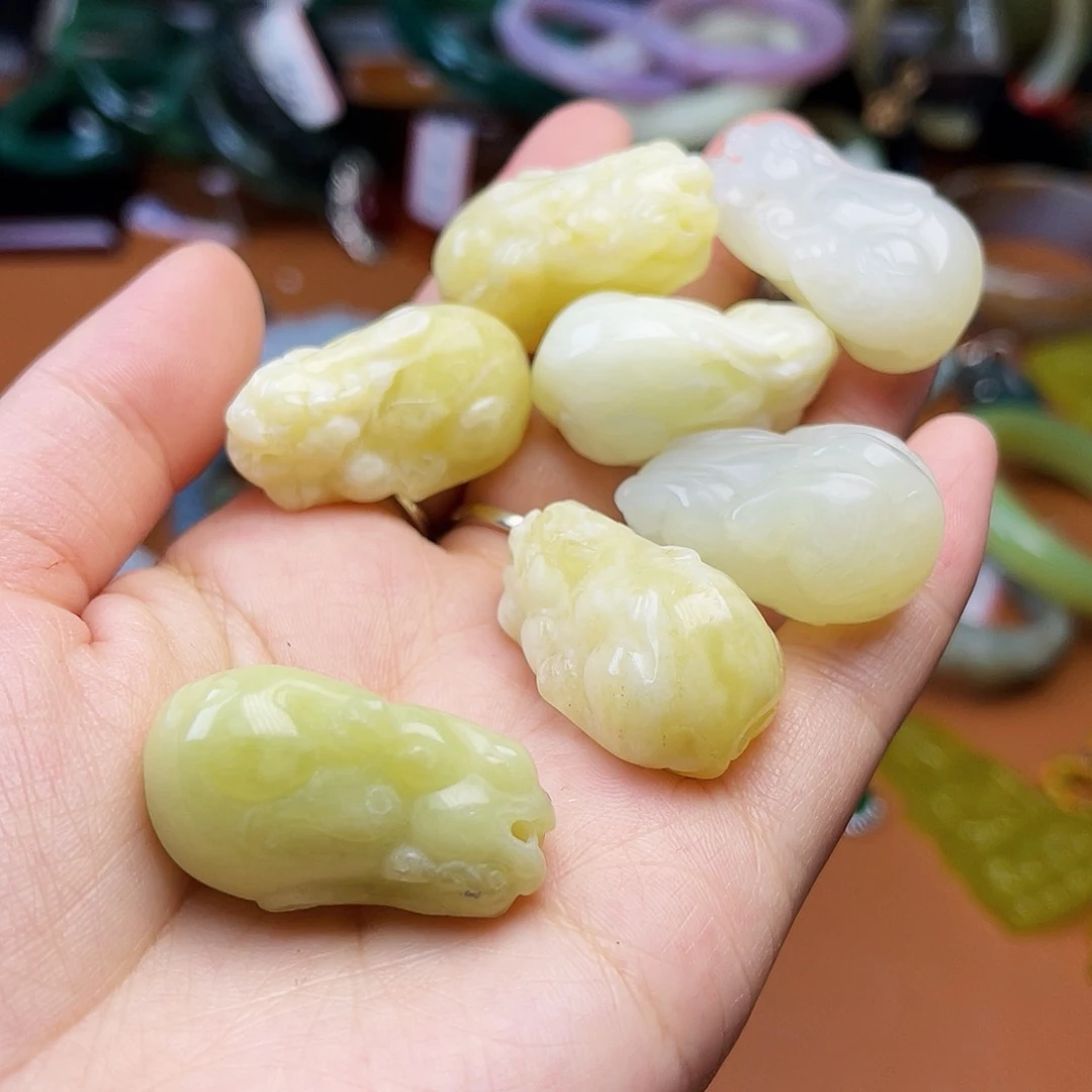 蛇纹石玉颈饰未镶嵌