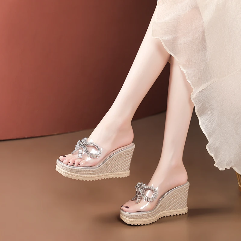 9.5cm透明水钻蝴蝶结坡跟高跟拖鞋女夏外穿时尚百搭配裙子凉拖鞋