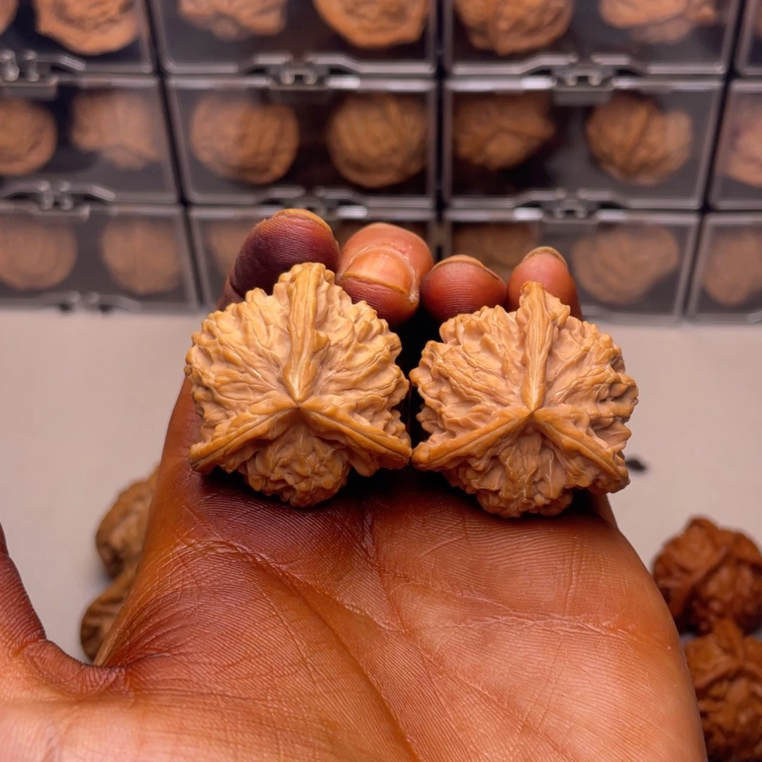 牛***际文玩核桃吊坠盘山