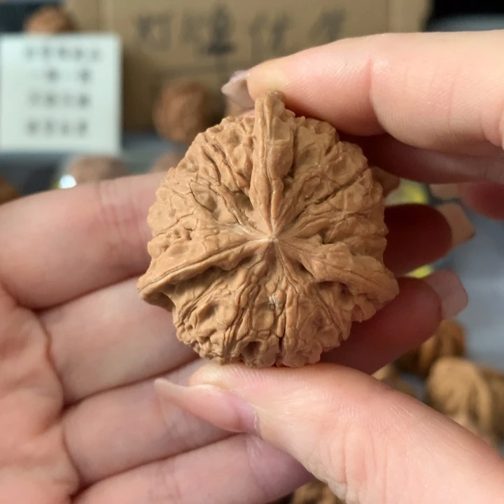 昊***宇文玩核桃吊坠异形单只，有瑕疵