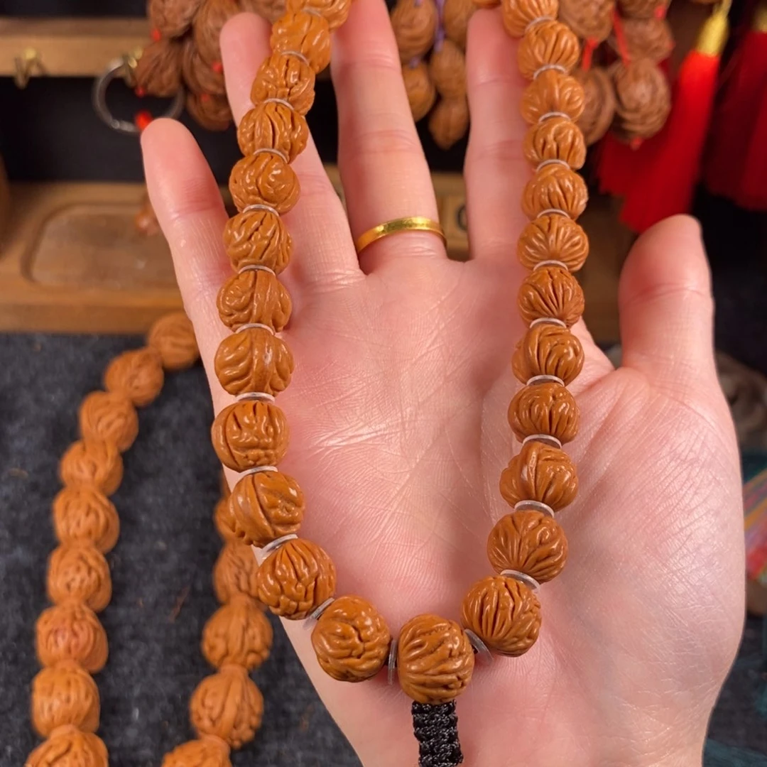 吊坠桃核桃枭手持