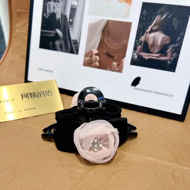 新款抓夹高级感花朵珍珠鲨鱼夹原创设计气质百搭后脑勺盘发发饰