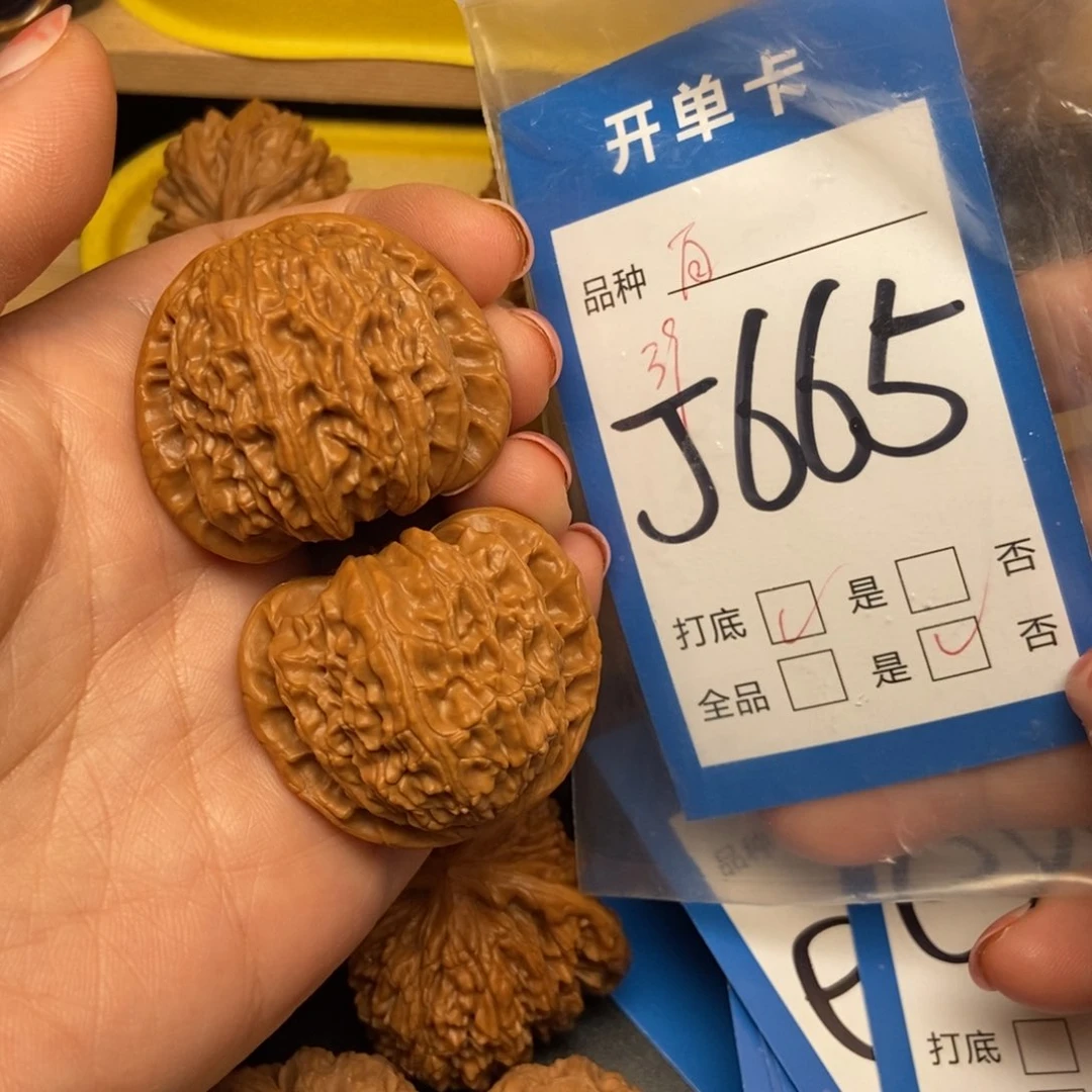 桃核吊坠波**精核桃白狮子