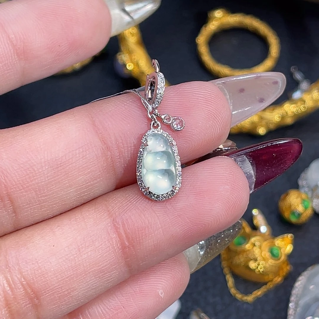 翡翠18K金镶嵌颈饰豆子