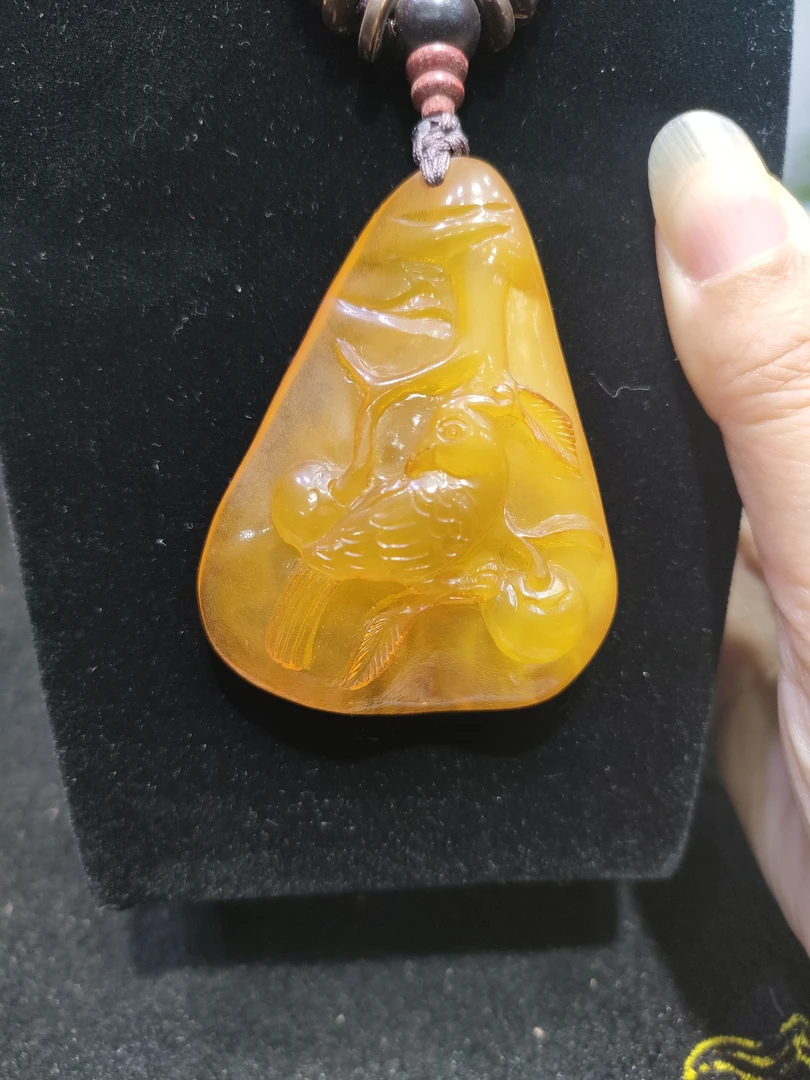琥珀雕刻喜事连连吊坠展现独特气质大气百搭