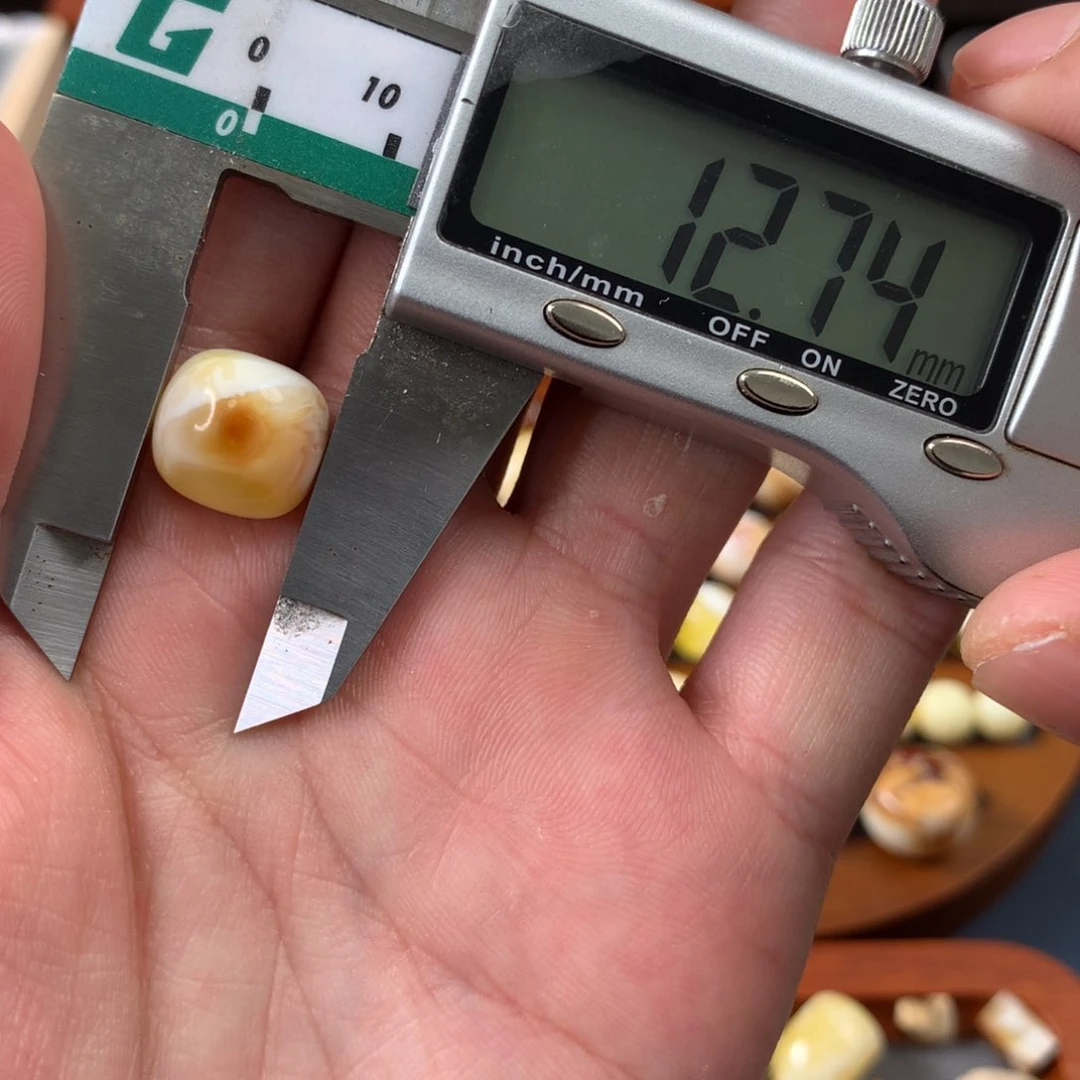 未镶嵌琥珀珠宝奇石