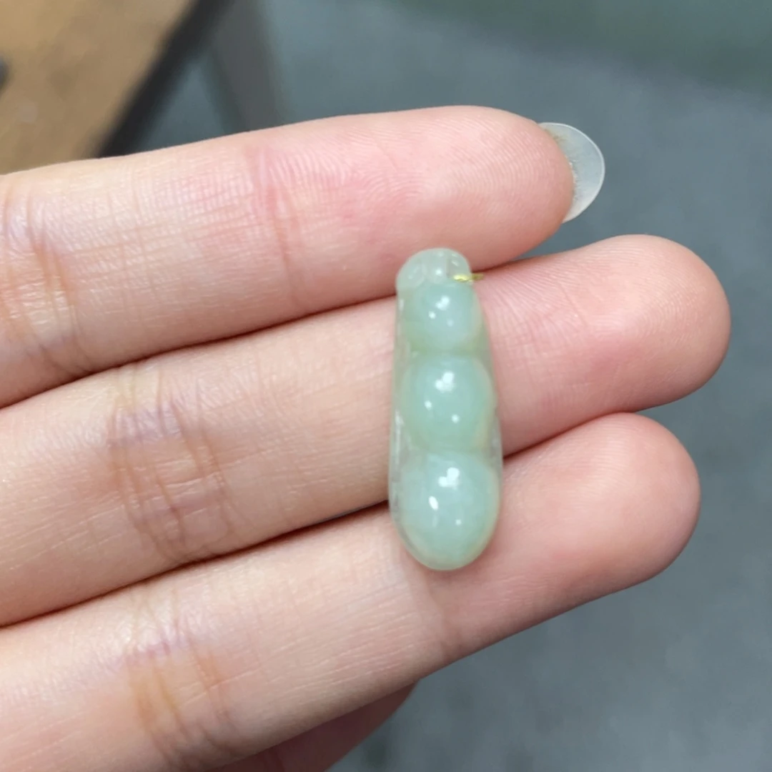 翡翠未镶嵌颈饰福豆