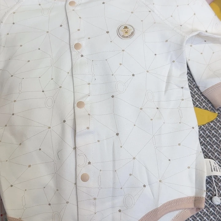 80衣服上还残留两片叶子