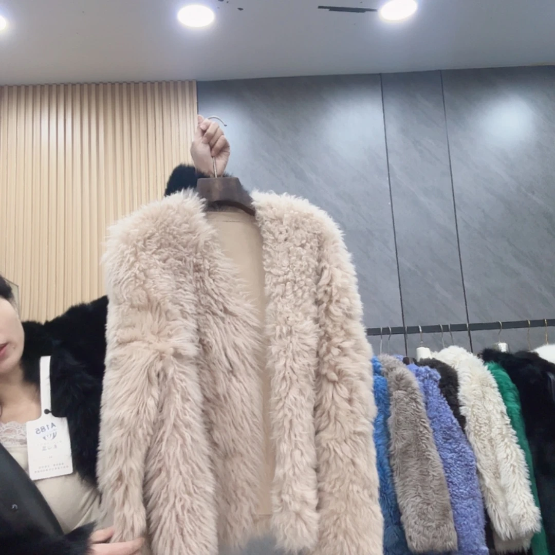 米***粒304奶茶卷毛v领58衣长