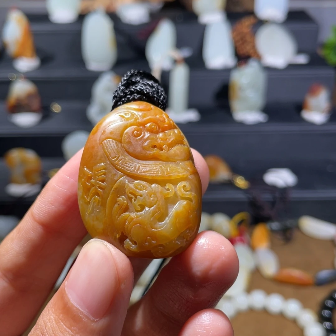 旋***。颈饰未镶嵌和田玉（白玉）
