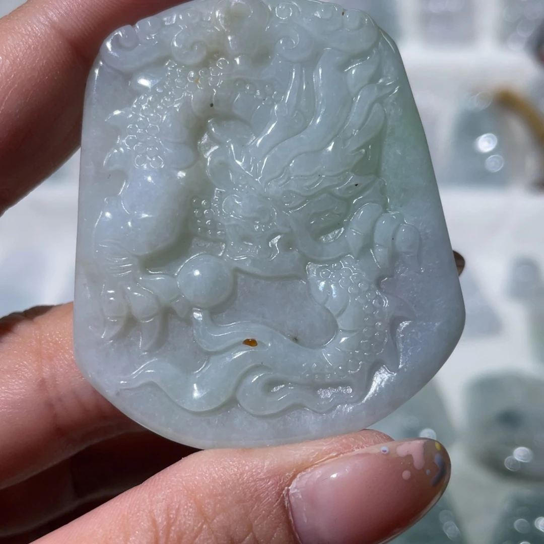 翡翠未镶嵌颈饰龙牌