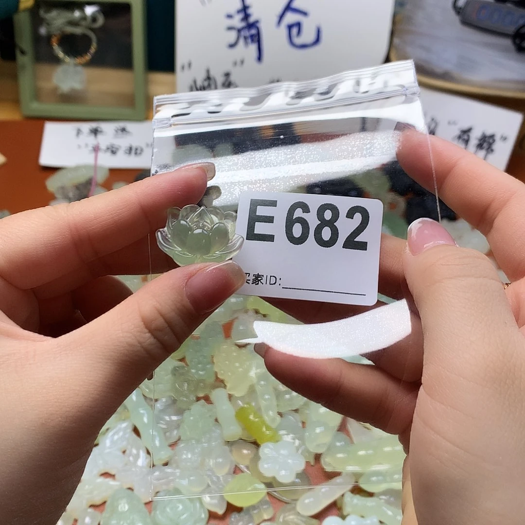 蛇纹石玉颈饰合金