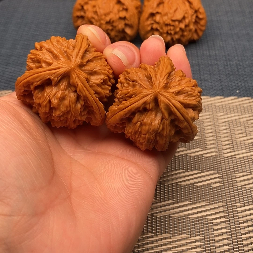 小***女文玩核桃吊坠三棱